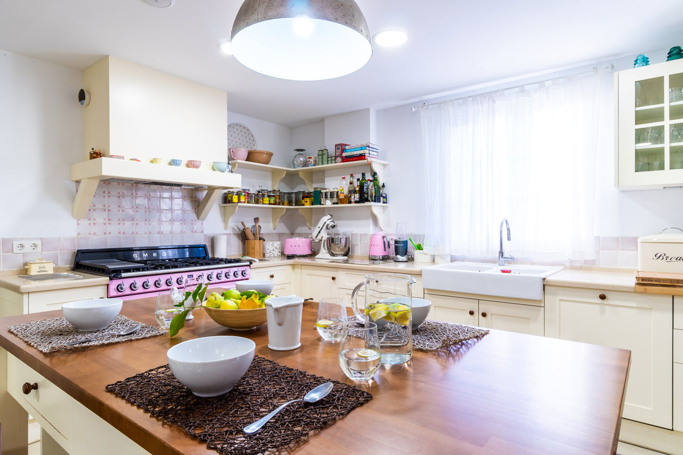Breakfast island in well-equipped kitchen